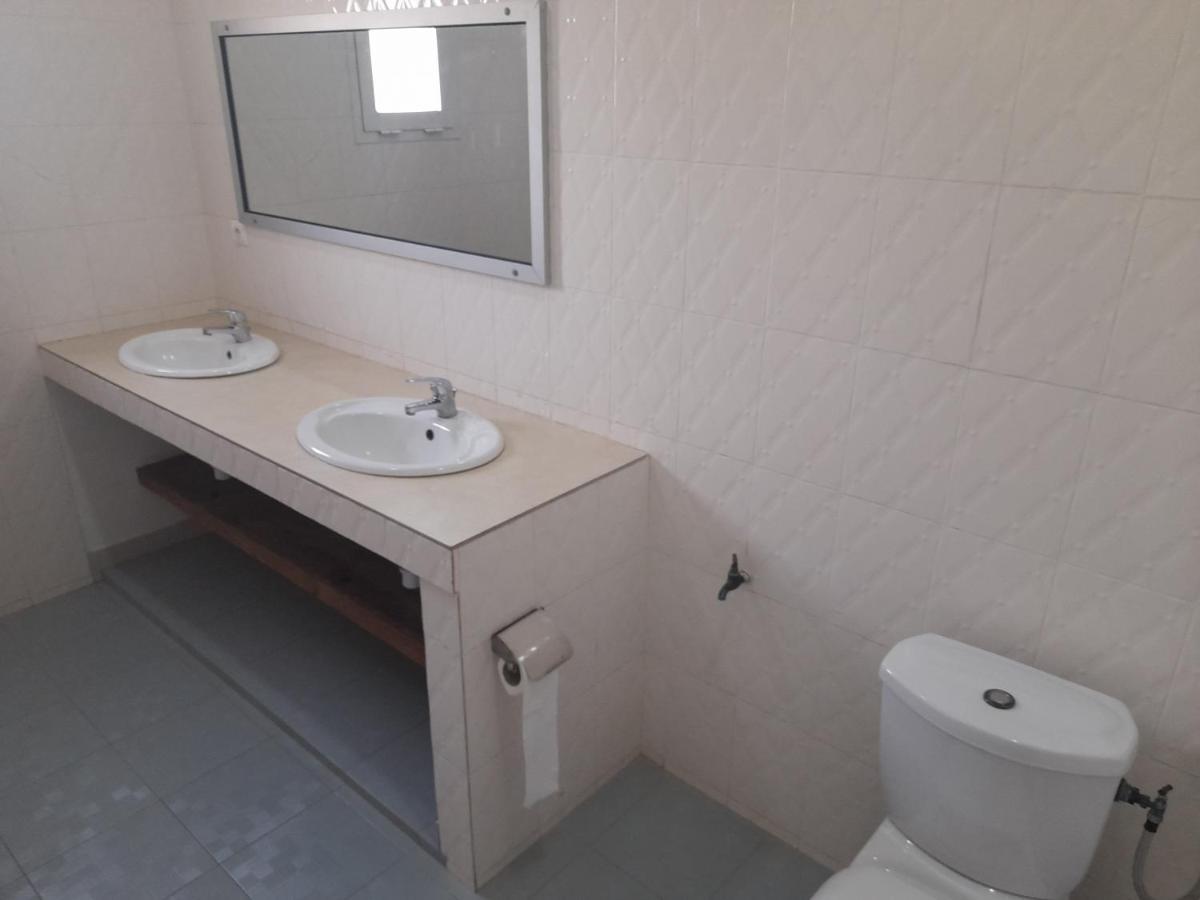 Appartement Familial Spacieux Avec Climatisation Ziguinchor Bagian luar foto