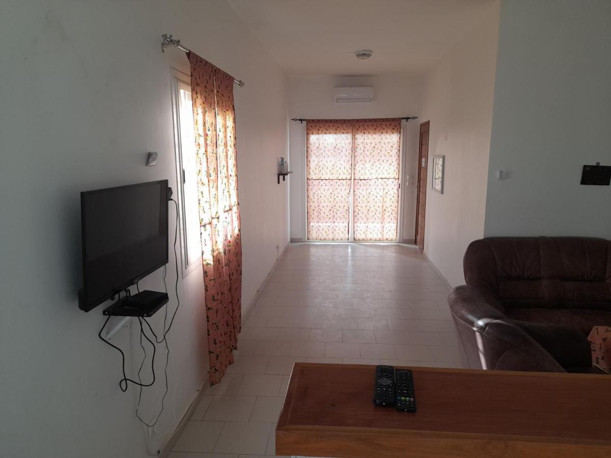Appartement Familial Spacieux Avec Climatisation Ziguinchor Bagian luar foto