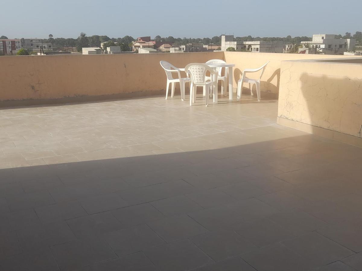 Appartement Familial Spacieux Avec Climatisation Ziguinchor Bagian luar foto