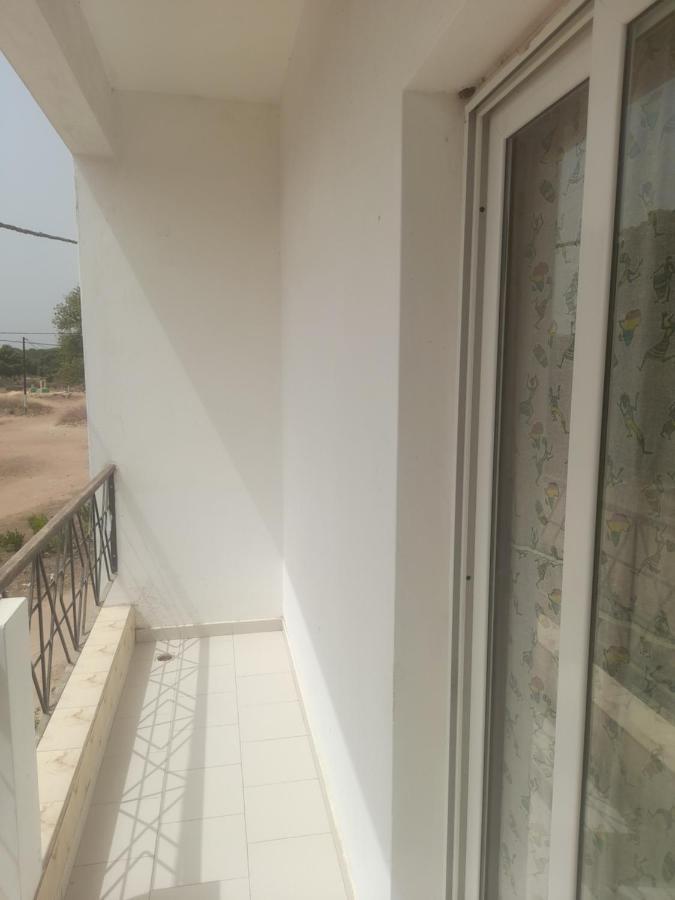 Appartement Familial Spacieux Avec Climatisation Ziguinchor Bagian luar foto