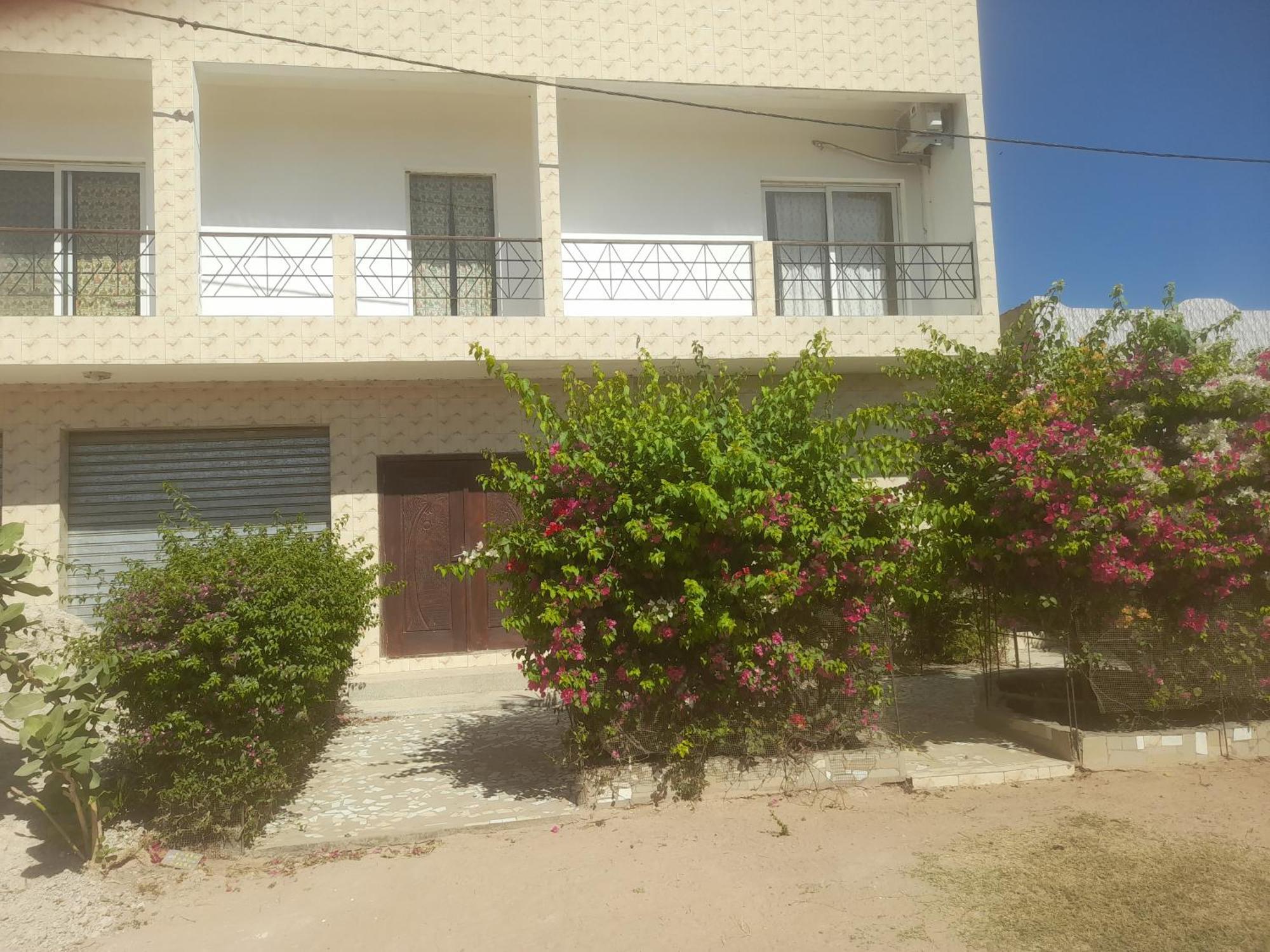 Appartement Familial Spacieux Avec Climatisation Ziguinchor Bagian luar foto