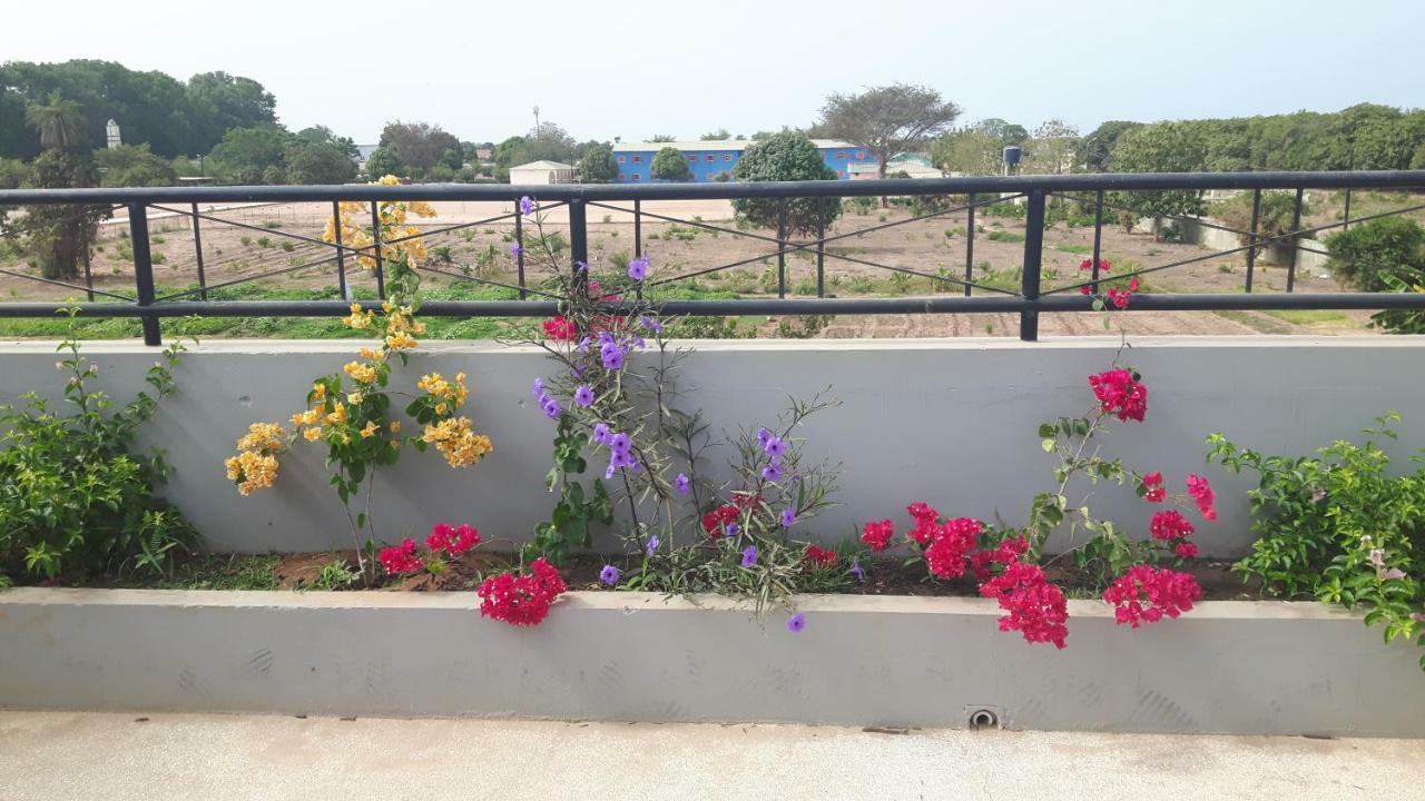 Appartement Familial Spacieux Avec Climatisation Ziguinchor Bagian luar foto